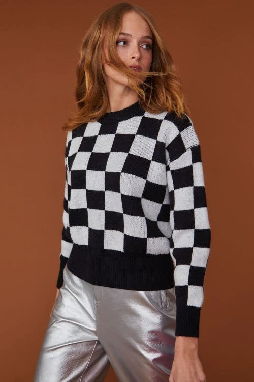 Black-and-white checked cashmere jumper with crew neck and ribbed hem