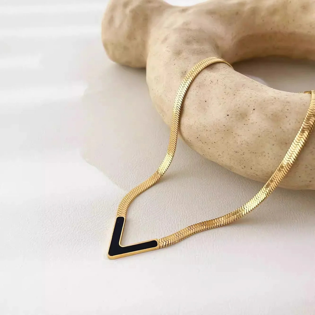 Retro Temperament V Shape Enamel Pendant Necklace For Women Personality Gold Color Stainless Steel Collarbone Chain Jewelry Gift