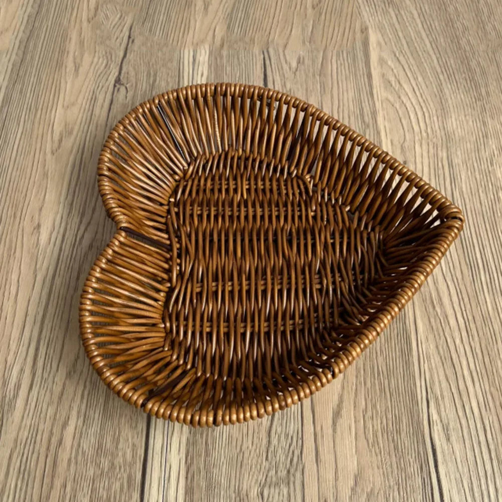 Heart-Shaped Woven Storage Basket Multi-Uses Simulation Rattan Desktop Baskets For Bread Fruit Restaurant Serving Display Basket