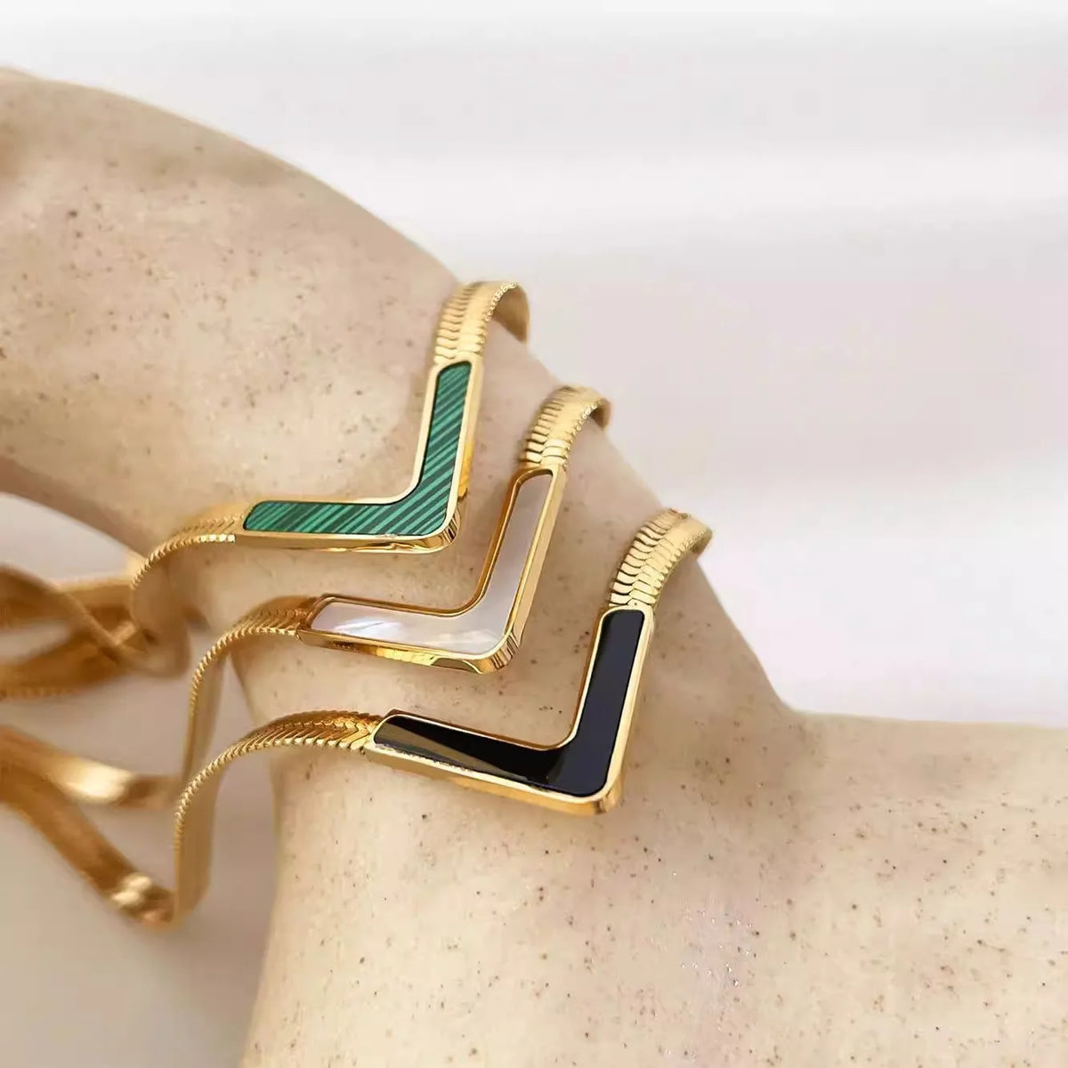 Retro Temperament V Shape Enamel Pendant Necklace For Women Personality Gold Color Stainless Steel Collarbone Chain Jewelry Gift