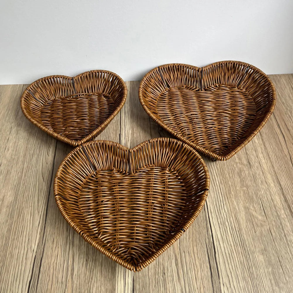 Heart-Shaped Woven Storage Basket Multi-Uses Simulation Rattan Desktop Baskets For Bread Fruit Restaurant Serving Display Basket
